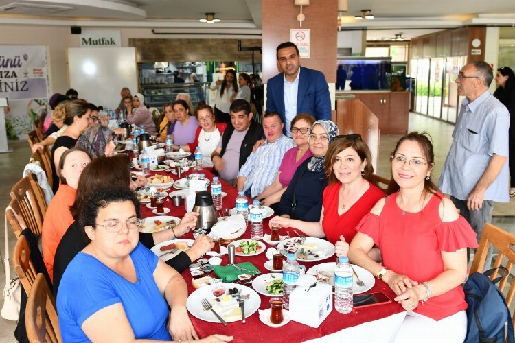 İzmir Çiğli'de Başkan Yıldız engelli anneleriyle buluştu